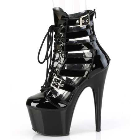 Bottines de scène noir brillant en vinyle avec empiècements en maille filet pour shows drag.
