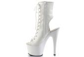 Bottines de spectacle blanches au fini mat épuré avec talon et bout ouverts signées LBDHT. Bottines de spectacle blanches au fini mat épuré avec talon et bout ouverts signées LBDHT.