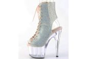 Bottines de scène argent brillant avec découpe talon et cristaux reflets boréale pour spectacles drag. Bottines de scène argent brillant avec découpe talon et cristaux reflets boréale pour spectacles drag.