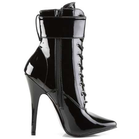 Bottines de cabaret noir miroir au style dominatrice avec zip latéral et brides à cadenas.