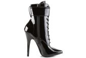 Bottines de cabaret noir miroir au style dominatrice avec zip latéral et brides à cadenas. Bottines de cabaret noir miroir au style dominatrice avec zip latéral et brides à cadenas.