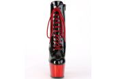 Bottines laquées noires de luxe à semelle contrastée rouge brillant en grandes tailles inclusives LBDHT. Bottines laquées noires de luxe à semelle contrastée rouge brillant en grandes tailles inclusives LBDHT.