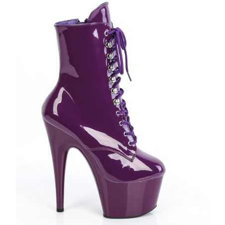 Bottines de clubbing haut de gamme rose laqué pour performances de cabaret pop et colorées.