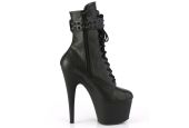 Bottines de scène pour modèles transgenres noir clouté et boucle métallique Bottines de scène pour modèles transgenres noir clouté et boucle métallique