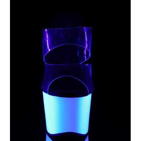 Mules double bride translucide à semelle compensée blanche lumineuse sous éclairage noir