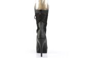 Bottines de scène noires à talons aiguilles adaptées aux pieds larges et morphologies inclusives. Bottines de scène noires à talons aiguilles adaptées aux pieds larges et morphologies inclusives.