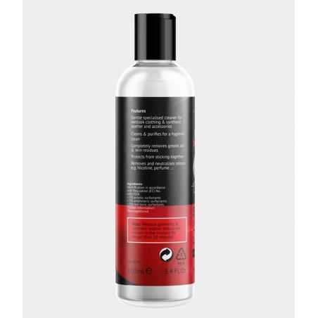 begloss-nettoyant-hygienique-tenue-fetichiste-vinyle