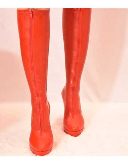 Bottes en Latex Rouge : L'Éclat du Sillage Incendiaire