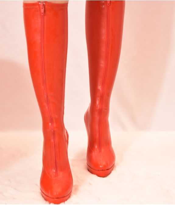 bottes-en-latex-rouge--laeclat-du-sillage-incendiaire-lbdht