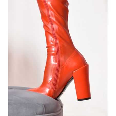 vue-detail-latex-rouge-satiné-brillance-miroir-semelle-elastomere