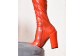 vue-detail-latex-rouge-satiné-brillance-miroir-semelle-elastomere