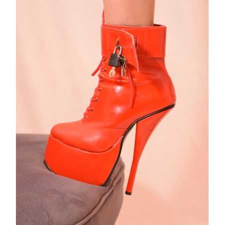 vue-detail-latex-rouge-cadenas-acier-brillance-miroir