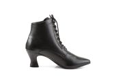 Bottines fétiches rétro noires au design victorien romantique pour théâtre et performances. Bottines fétiches rétro noires au design victorien romantique pour théâtre et performances.