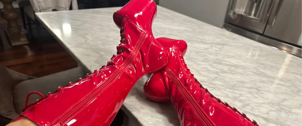 Bottes hautes rouges vernies et chaussures sans talon avec plateforme extrême Pleaser.